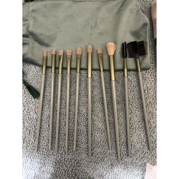 30 Pieces Green Makeup Brushes Kit Foundation Eyeshadow Brushes Set - Picture 4 of 4